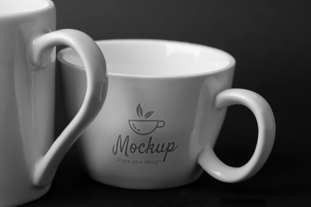 Ansicht einer Keramiktasse mit eingraviertem Musterdesign