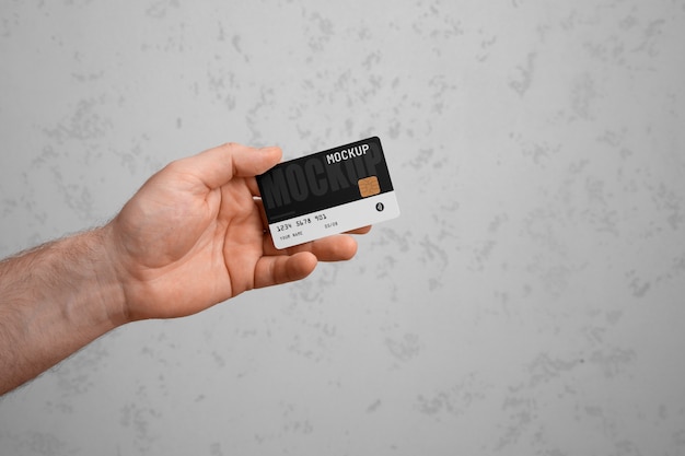 Ansicht einer Person, die ein Kreditkarten-Mock-up-Design verwendet