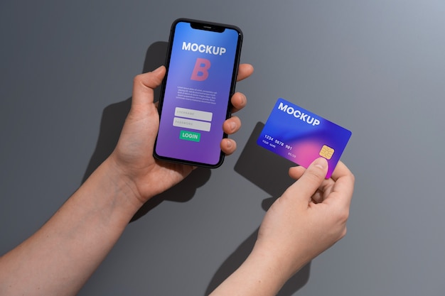 Ansicht einer Person, die ein Kreditkarten-Mock-up-Design verwendet
