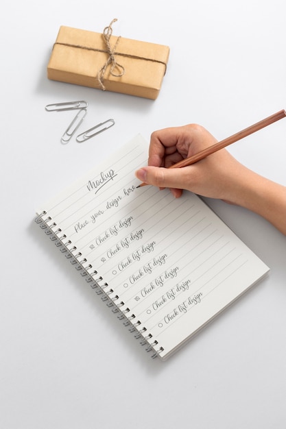 Ansicht einer Person, die mit Bleistift auf Papier schreibt
