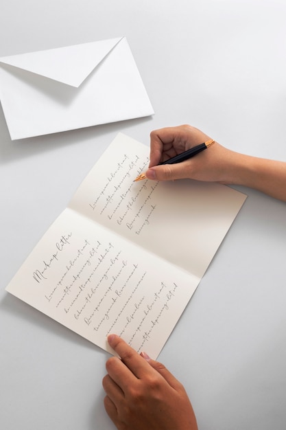 Ansicht einer Person, die mit Bleistift auf Papier schreibt