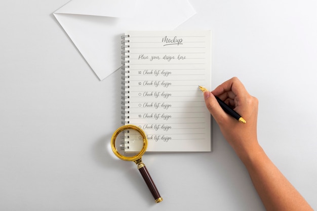 Ansicht einer Person, die mit Bleistift auf Papier schreibt