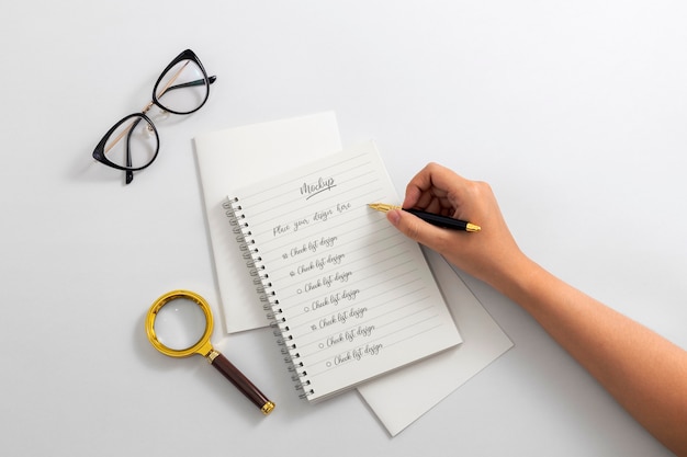 Ansicht einer Person, die mit Bleistift auf Papier schreibt
