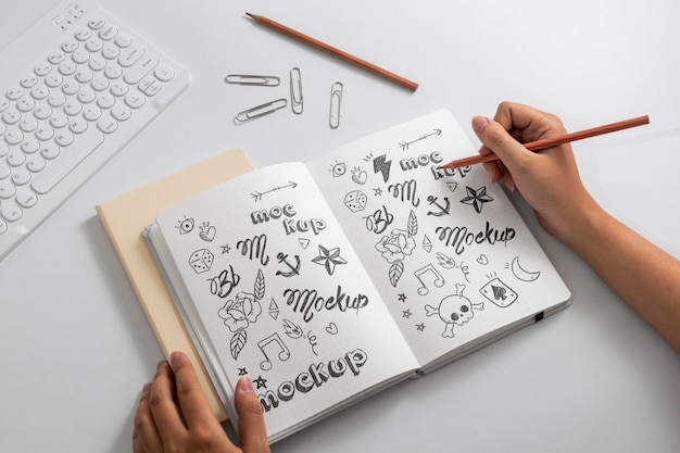 Ansicht einer Person, die mit Bleistift auf Papier schreibt