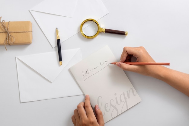 Ansicht einer Person, die mit Bleistift auf Papier schreibt