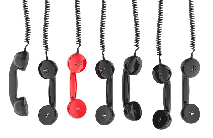 PSD aparelho de telefone vermelho com outros aparelhos de telefone preto pendurados renderização 3d isolado em fundo transparente