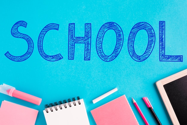 Apartamento deitar para a escola com fundo azul