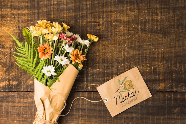 PSD apartamento leigo buquê de flores com tag de mock-up