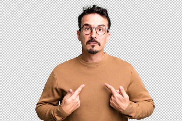 apontando para si mesmo com um olhar confuso e interrogativo, chocado e surpreso por ser escolhido