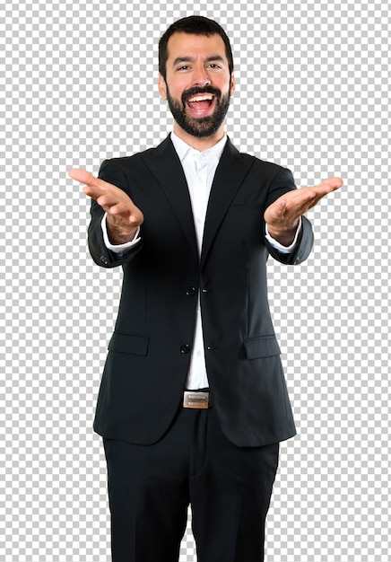 Apuesto hombre de negocios que presenta algo