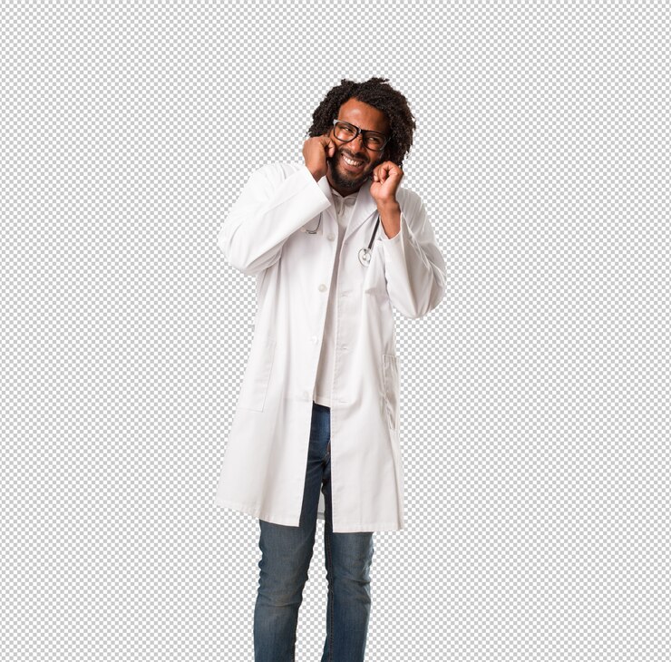 PSD apuesto médico afroamericano que cubre los oídos con las manos, enojado y cansado de escuchar algún sonido