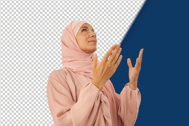 Arabische junge Frau im Hijab betet, während sie nach Hause schaut