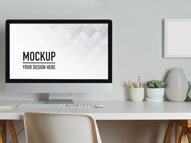 Arbeitsbereich mit Desktop-Modell, Büchern und Schreibwaren