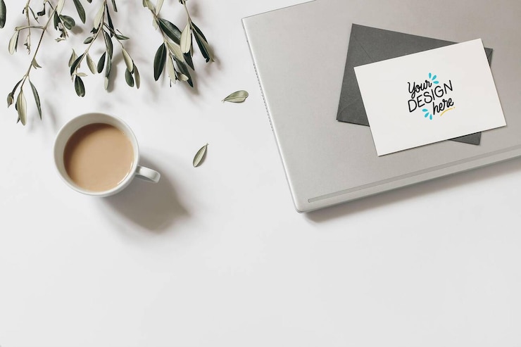 PSD arbeitsplatz-mockup mit grußkarte und kaffee