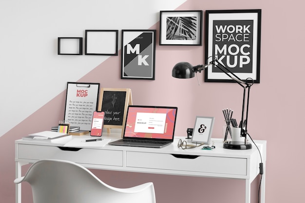 Arbeitsraum-Mockup mit Geräten
