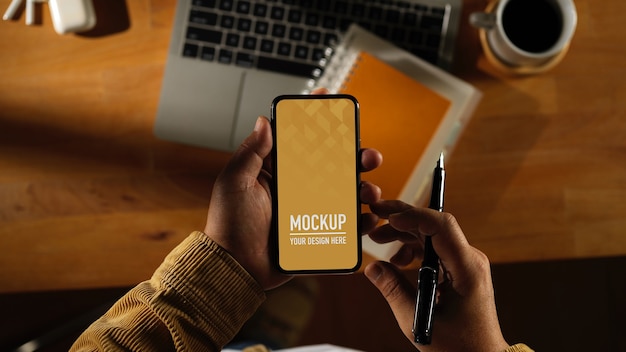 Area di lavoro con mockup di telefono digitale con tazza