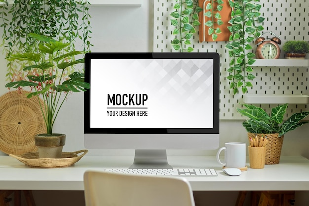 Area di lavoro di Biophilia nella stanza dell'home office con mockup di computer