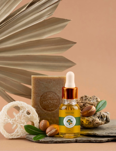 Arganöl-Kosmetikflasche mit Seifenstück und Kernen