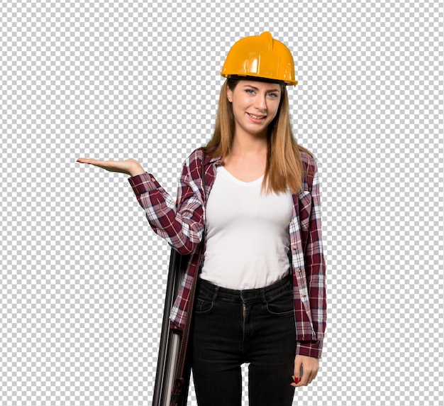 Arquitecto mujer sosteniendo copyspace imaginario en la palma para insertar un anuncio
