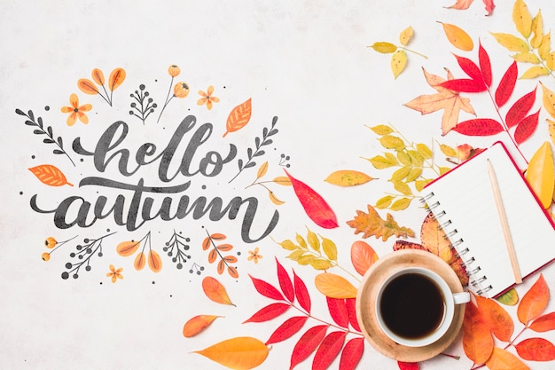 Arrangement d'automne à plat avec café