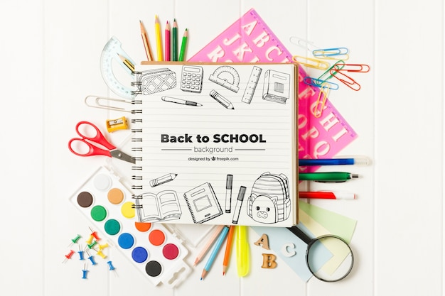 Arrangement d'école plat laïque avec aquarelle