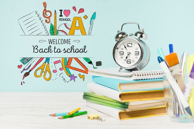 Arrangement mit Schulbüchern und Uhr