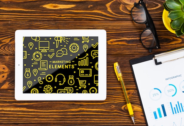 Arrangement plat avec tablette sur fond de bois