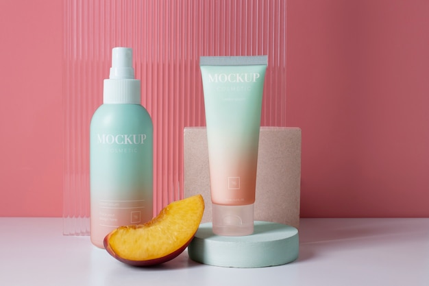 Arrangement de produits cosmétiques et fruits