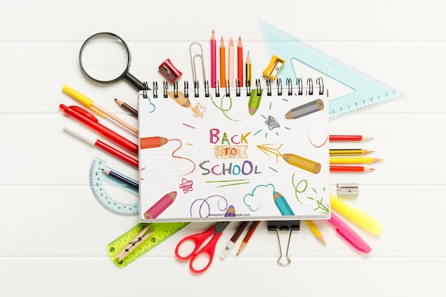 Arrangement Scolaire Vue De Dessus Avec Des Crayons