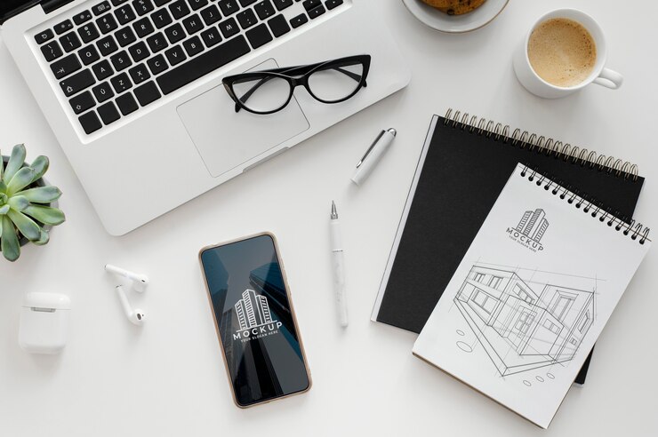 PSD arranjo com bloco de notas mock-up em uma mesa