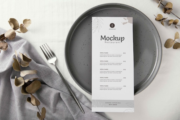 PSD arranjo de talheres com menu mock-up