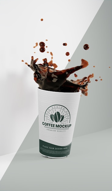 Arranjo de xícara de café de papel com respingos de café
