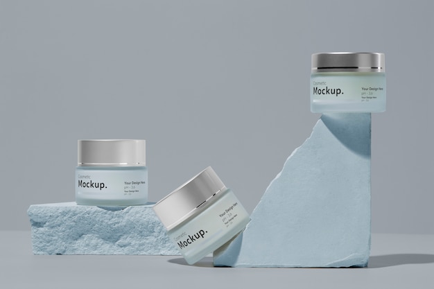 Arreglo de envases de crema con rocas azules