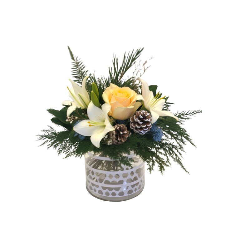 PSD arreglo floral de invierno con lirios blancos rosa de melocotón y conos de pino en un jarrón de vidrio