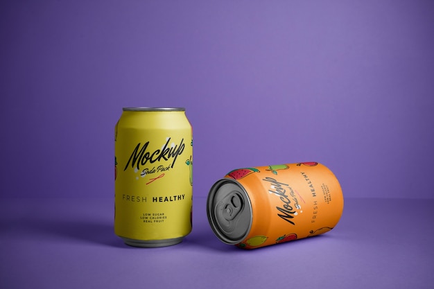 Arreglo de latas de refresco sobre fondo morado.