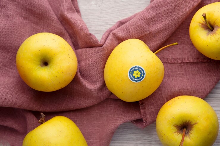 PSD arreglo de manzanas con maqueta de pegatina.