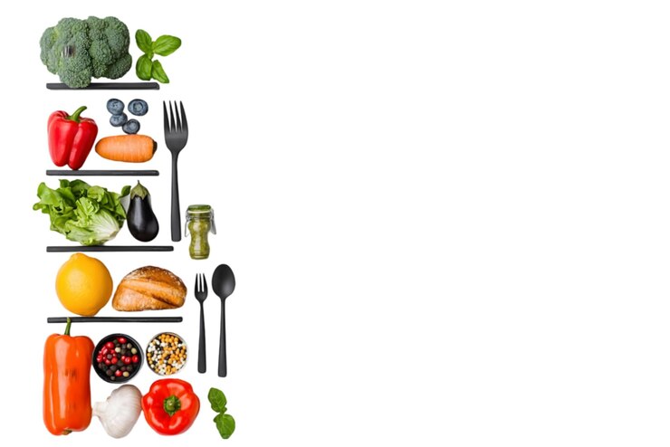 PSD arreglo vertical creativo de verduras frescas, frutas y cubiertos para una alimentación y alimentos saludables