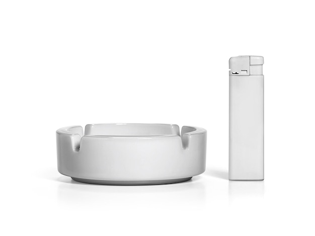 Arrière-plan transparent avec un cendrier blanc pour allume-cigarettes
