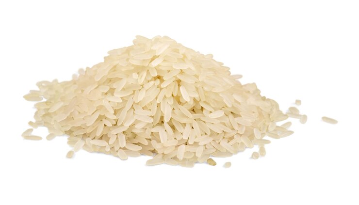 PSD arroz branco sobre um fundo branco isolado