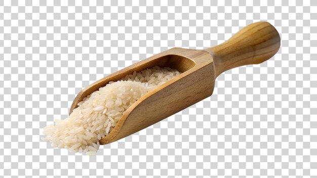 Arroz en una cuchara de madera aislada sobre un fondo transparente