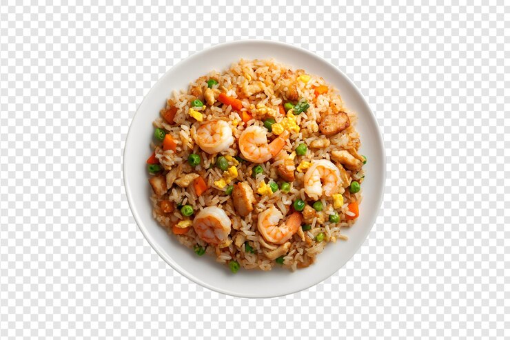 PSD arroz frito de camarão e frango com vegetais em um prato isolado em um fundo transparente