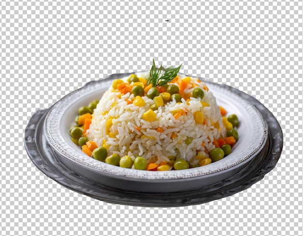 Arroz con verduras en un plato aislado sobre un fondo transparente