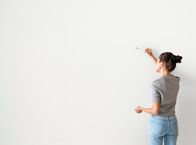 PSD artista mulher pintando a parede