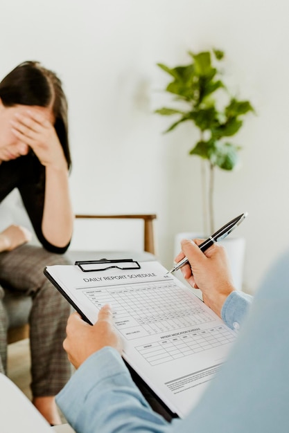 Arzt füllt Gesundheitsakten auf einem Papiermodell aus