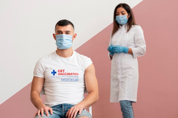 Arzt und Patient tragen medizinische Masken