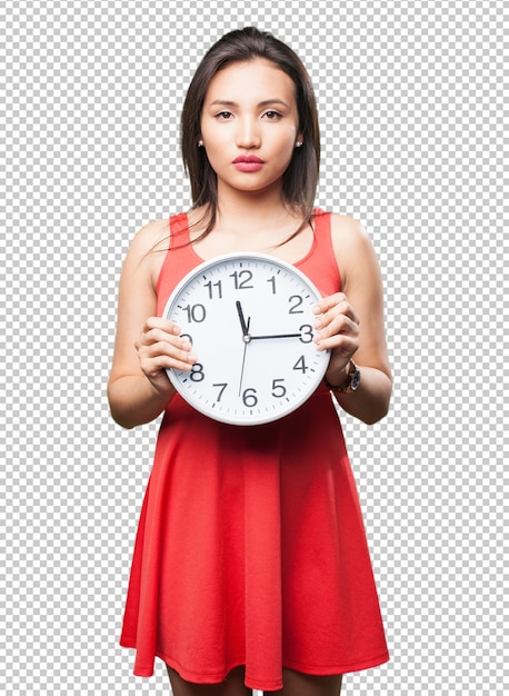 Asiatin, die eine Uhr hält