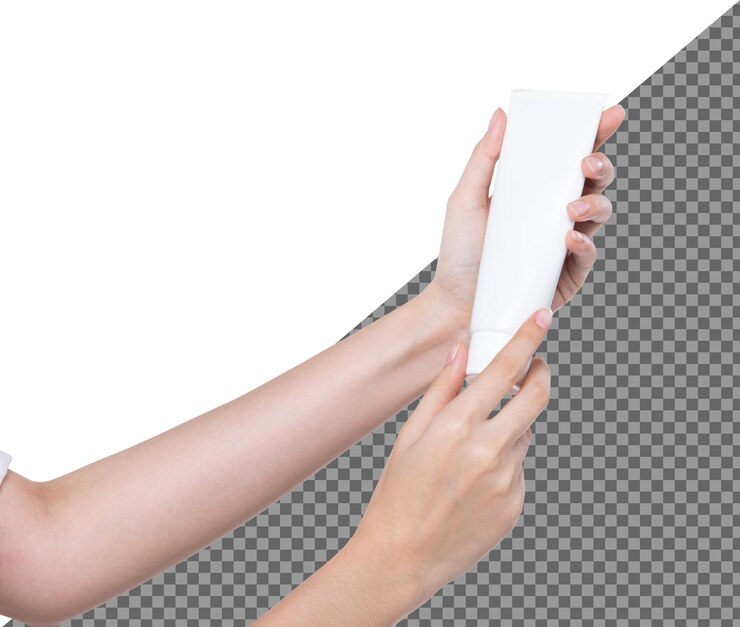 PSD asimiento de la mano del hermoso talento femenino crema de tratamiento hidratante de tubo blanco vacío, aislado. chica muestra producto de etiqueta de maqueta en manos de dedos largos, iluminación de estudio fondo blanco psd