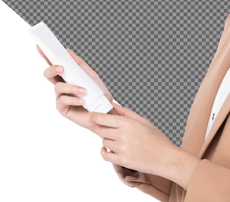 PSD asimiento de la mano del hermoso talento femenino crema de tratamiento hidratante de tubo blanco vacío, aislado. chica muestra producto de etiqueta de maqueta en manos de dedos largos, iluminación de estudio fondo blanco psd