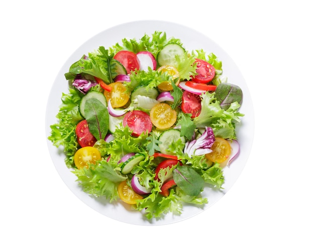 assiette de salade verte avec des légumes frais isolés sur fond transparent vue supérieure