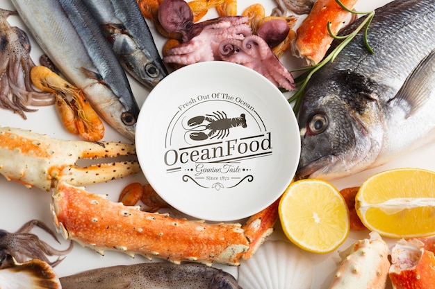 Assortimento delizioso dei frutti di mare con il modello del piatto